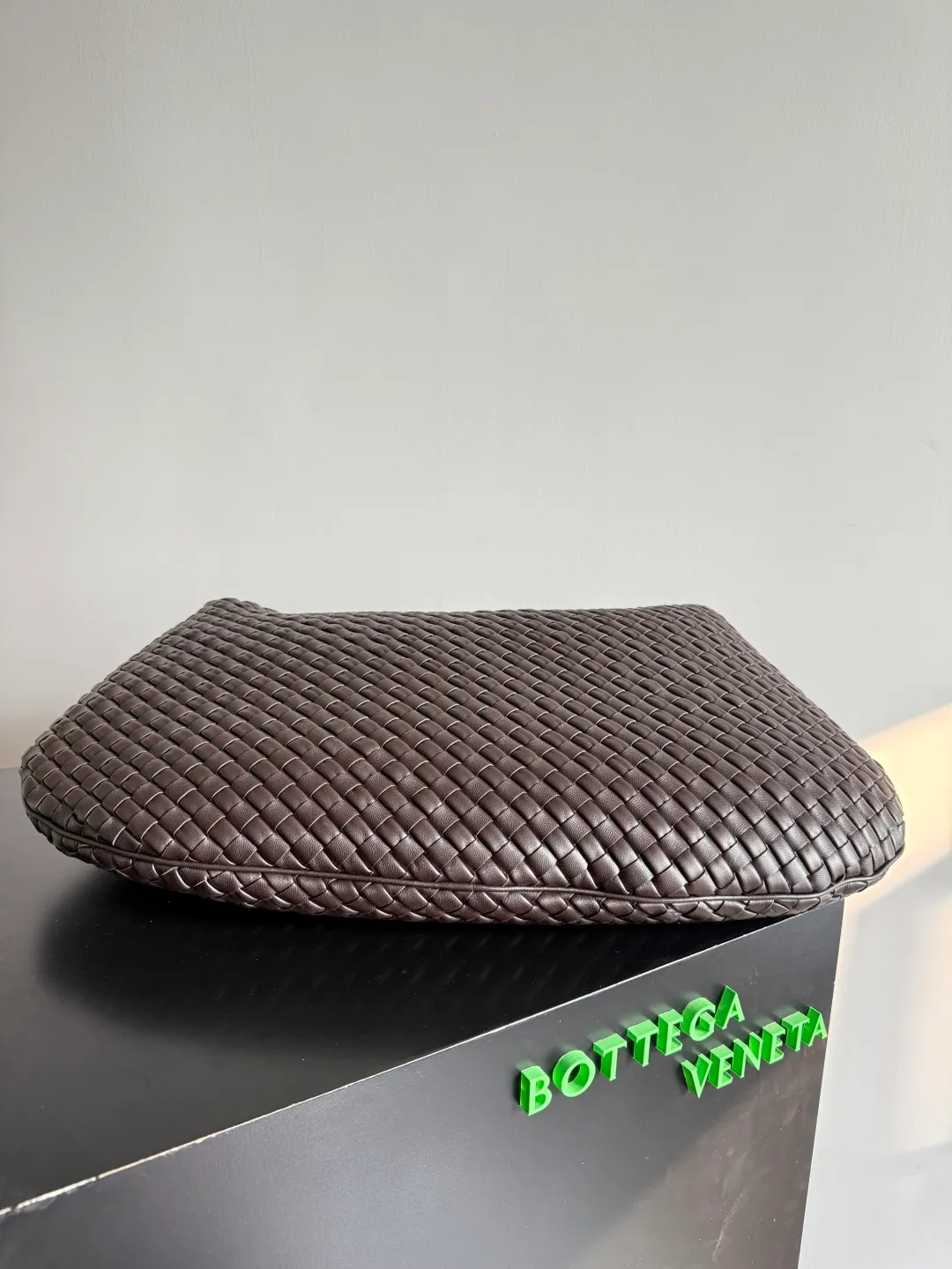 Batch 3260 Bottega Veneta Large Veneta Shoulder Bag Classic Reappearance The classic that has not been seen for many years has returned. Simple and round, soft and tough, it is reinterpreted from the perspective of modern aesthetics. The relaxed expression of the Hobo bag and the casual silhouette can be easily carried whether it is paired with commuting wear or casual style, and it shows an effortless sense of fashion~ Style number: 856739 Size: 59*39*6cm